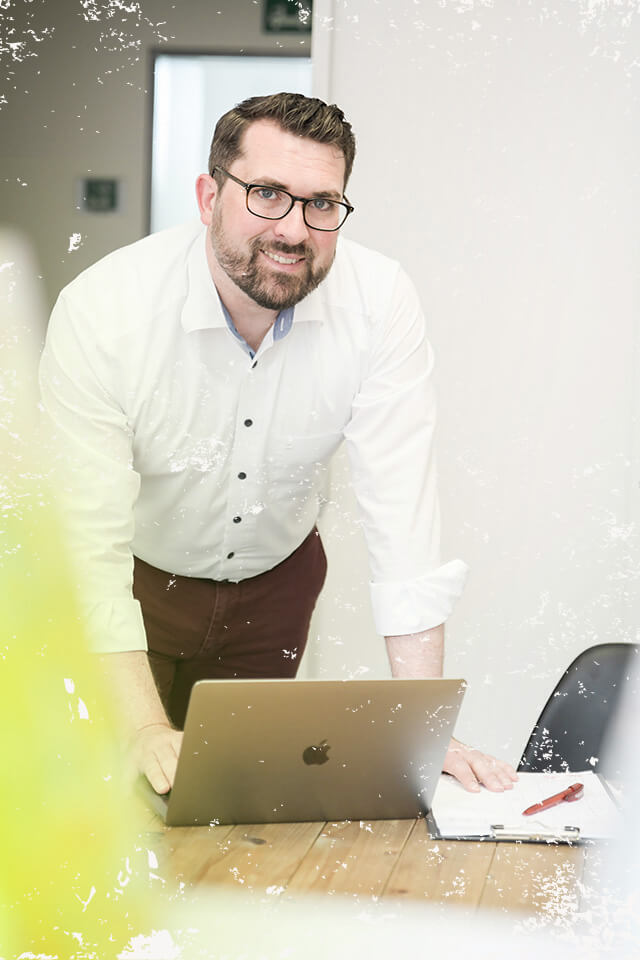 Ein Portraitbild des UI-Designers Felix Bischoff